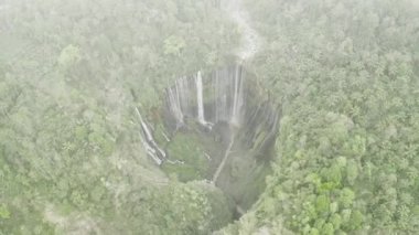 Drone, Tumpak Sewu Şelaleleri üzerinden Pusuladan