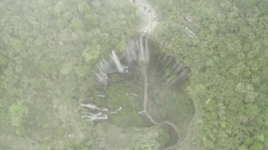 Drone, Tumpak Sewu Şelaleleri 'nin Üzerinde Sis Altından Yukarı Kayıyor