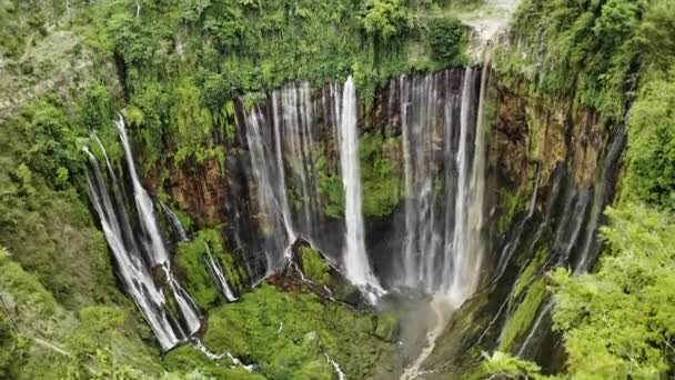 Dron wznoszący się nad wodospadami Tumpak Sewu — Wideo stockowe