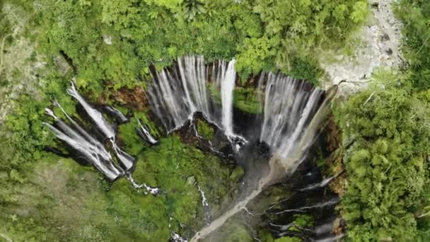 Tumpak Sewu瀑布上空的无人机 — 图库视频影像