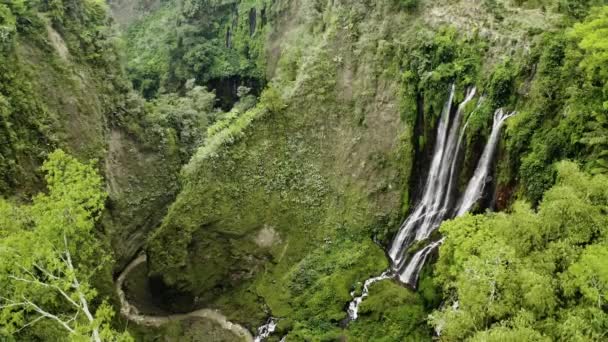 Drone tirando hacia atrás sobre las cascadas de Tumpak Sewu — Vídeos de Stock