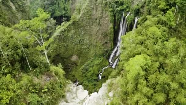 Drone inclinándose hacia abajo sobre las cascadas de Tumpak Sewu — Vídeos de Stock