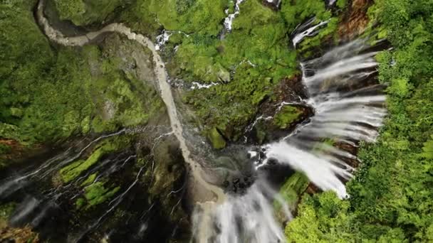 Drone direkte over kanten af Tumpak Sewu vandfald – Stock-video