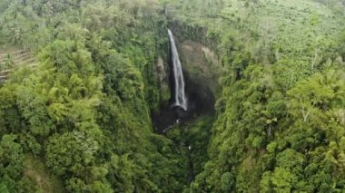 İHA Uçuşu Tumpak Sewu Şelalelerinin Kıyısında Dönüyor