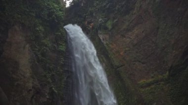 Cliff ve Terjun Kabut Pelangi Şelalesi