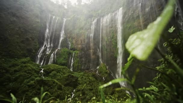 Низкий англоязычный вид на водопады Пак Севу — стоковое видео