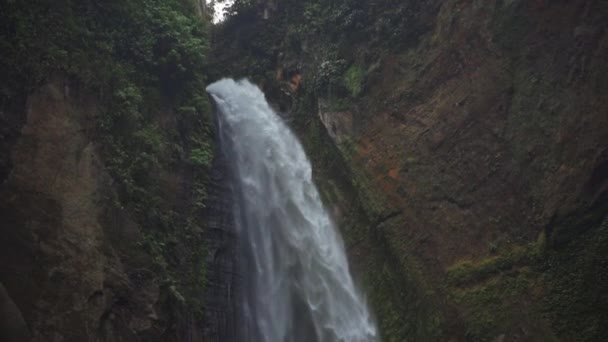 Cliff ja Air Terjun Kabut Pelangi vesiputous — kuvapankkivideo