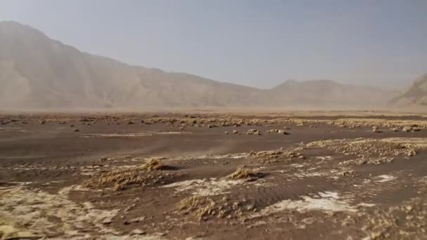 Дрони джипу в пустелі Бромо Тенггер Семеру — стокове відео