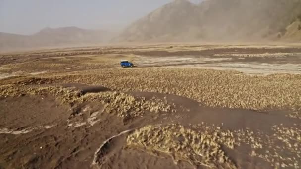 Drohne des Jeeps in der Wüste von Bromo Tengger Semeru — Stockvideo