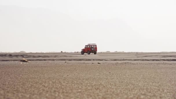 Jeepar i öknens hav av sand — Stockvideo