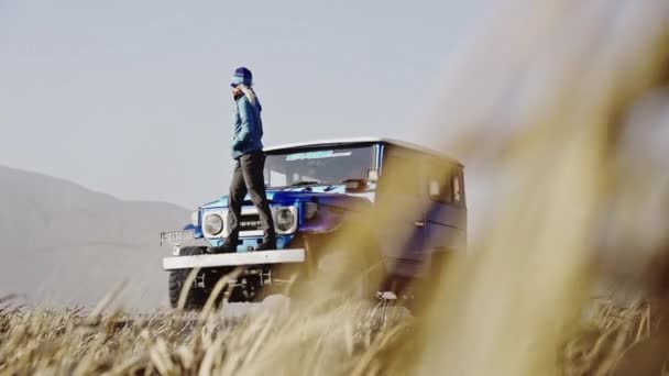 นักท่องเที่ยวกระโดดจากรถจี๊ปในทะเลทราย — วีดีโอสต็อก