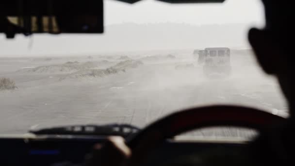 Jeep Conducir a través de la pista de la suciedad del desierto — Vídeos de Stock