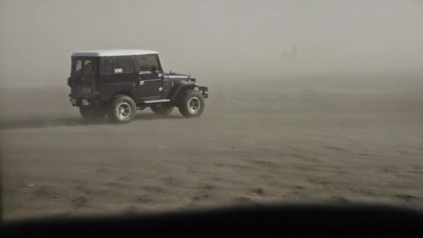 Jeep dirigindo através da trilha da sujeira do deserto — Vídeo de Stock