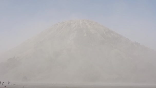 Mar nebuloso de Areias em torno do Monte Bromo — Vídeo de Stock