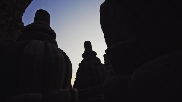 Ανατολή ηλίου πάνω από Prambana Rara Jonggrang ινδουιστικό ναό — Αρχείο Βίντεο
