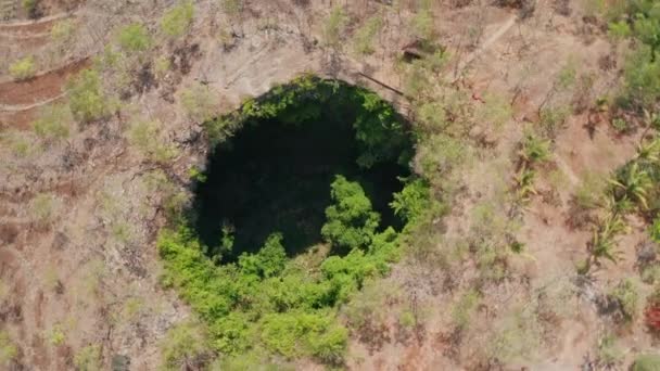 Manzaranın Üzerinde İHA Goa Jomblang Mağaralarına — Stok video