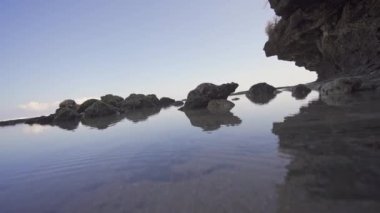 Bali 'de Sığ Deniz Suyu ve Kayalar