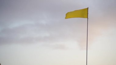Gündoğumunda Rüzgarda Sarı Bayrak