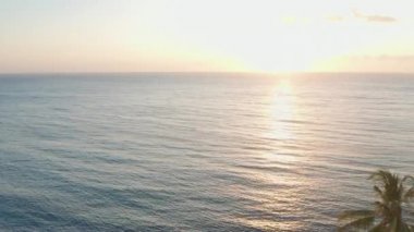 Tulamben 'in Güneş Işığı Okyanusu Üzerindeki Drone