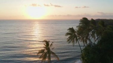 Tulamben 'de Güneş' e Yükselen Drone