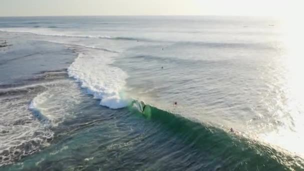 バリ島での海でのサーファーのドローン — ストック動画