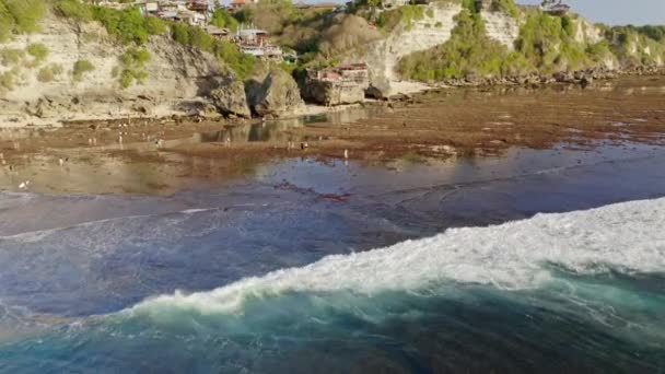 Drohne gegen Klippen und Strand im Bali Resort — Stockvideo