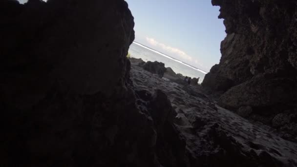 Wejście do jaskini na plaży Sandy na Bali — Wideo stockowe