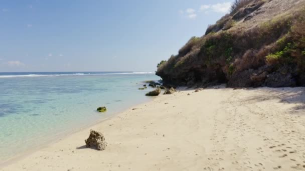 Drone over Sandy Bali kustlijn naar zee — Stockvideo