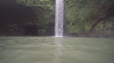 Ubud Ormanında Sakin Şelale