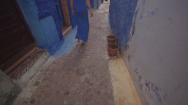 Mavi Elbiseli Kadın Udayaların Kasbah 'ında Yürüyor
