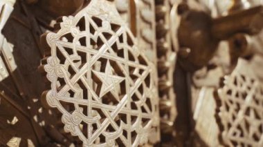 Dar Al-Makhze 'nin girişindeki kapı kolu.