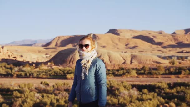 Tourist in der Wüste wendet sich der Kamera in Ait Benhaddou zu — Stockvideo