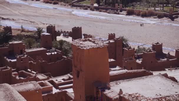 Turm im befestigten Dorf Ait Benhaddou — Stockvideo