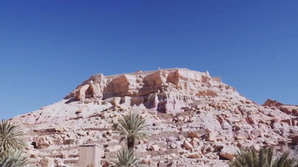 Ruinen von Ait Benhaddou unter blauem Himmel — Stockvideo