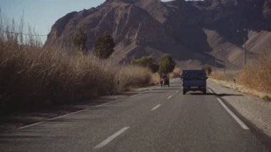 Merzouga Yolunda Oto Rickshaw kullanan adam