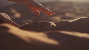 Kadının Elleri Çöl Kumu Okşuyor