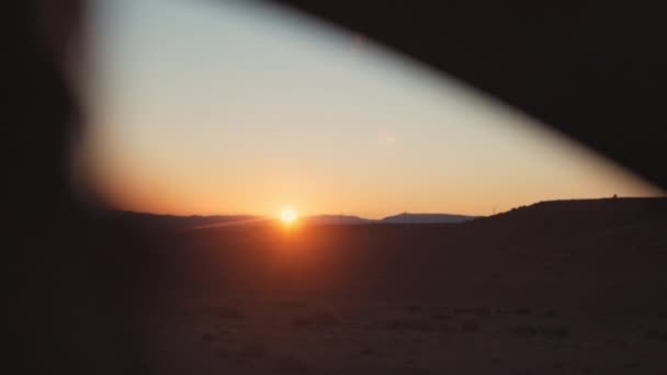 砂漠の上に太陽を沈む車からの眺め — ストック動画