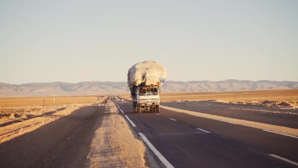 Camión sobrecargado con sacos en la carretera del desierto — Vídeo de stock