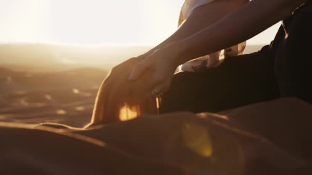 Mãos de mulher segurando e soltando a areia do deserto — Vídeo de Stock