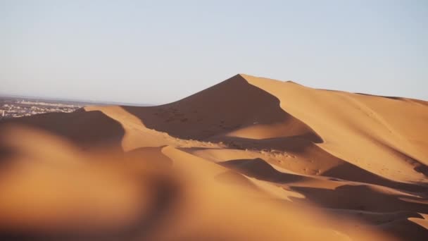 Dunas de arena en el desierto de Merzouga — Vídeos de Stock