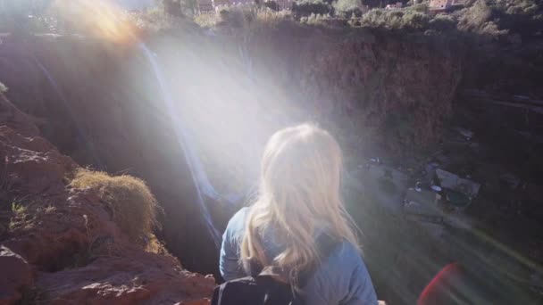 Turista na borda do precipício na luz do sol por Ouzoud Falls — Vídeo de Stock