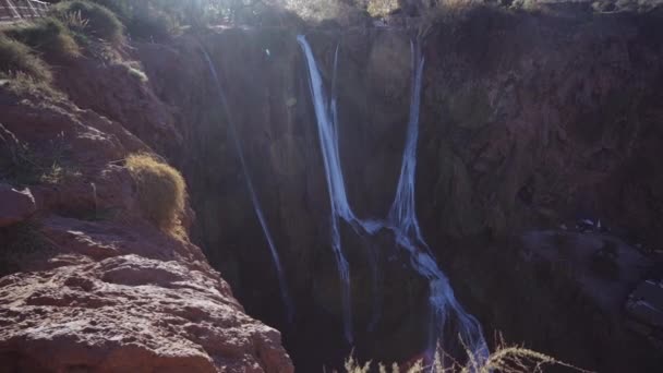 Vodopády s ženskou turistickou stojící na okraji útesu — Stock video