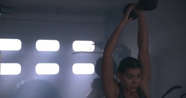 Jimnastik salonundaki Genç Kadın Salağı Kaldırıyor