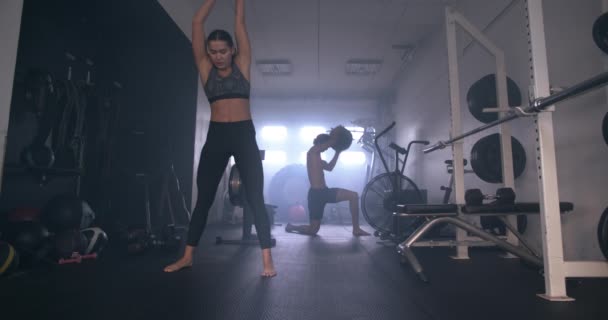 Mujer levantando mancuerna en el gimnasio — Vídeos de Stock