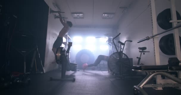 男子在体操馆跳女子助推器时表演拉力 — 图库视频影像