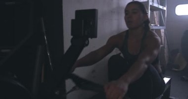 Spor salonunda kürek çeken genç bir sporcu.