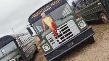 Sarı Giyen Havalı Kız Yaşlı Otobüsün Üzerinde Oturuyor