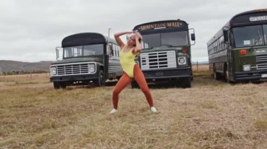 Otobüslerin Sarı ve Turuncu Performans Gösterisinde Dansçı