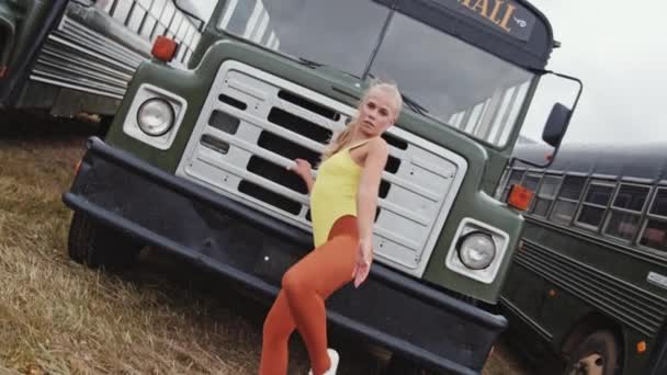 Mladý tanečník protáhnout nohu a držet ji autobusem — Stock video