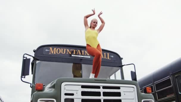 Danse fille sur bus avant de sauter vers le bas — Video